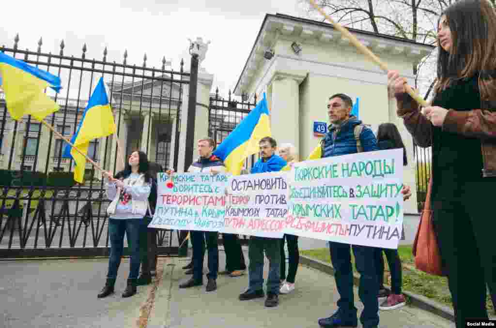 Украинцы Польши провели в Варшаве акцию в поддержку Крыма, 19 апреля 2015 года