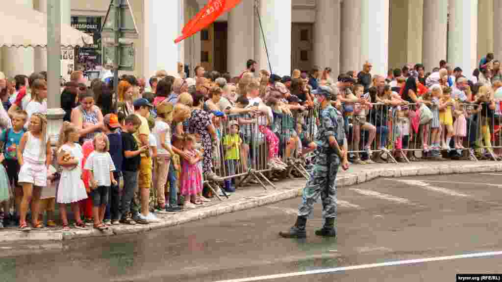 24 июня 2020 года в трех городах &ndash; Симферополе, Севастополе и Керчи &ndash; прошли российские военные парады, посвященные 75-й годовщине победы во Второй мировой войне. И хотя через громкоговорители людей, пришедших посмотреть парад, настоятельно просили соблюдать масочный режим и социальную дистанцию, многие не вняли советам