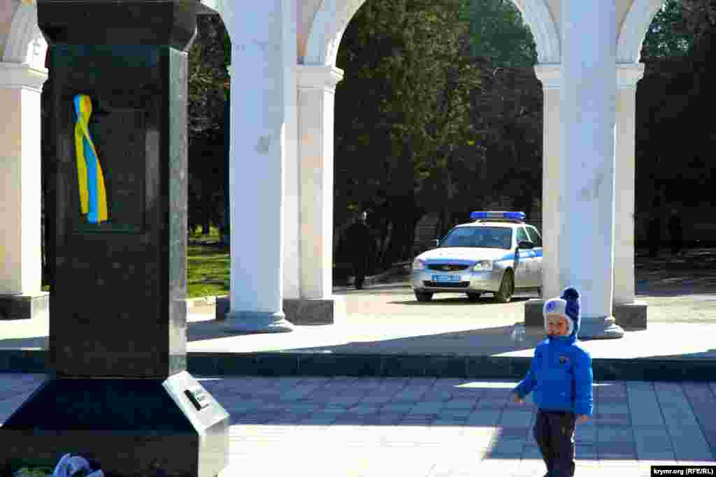 Годом позже акцию, приуроченную к 202-й годовщине со дня рождения поэта, проводить запретили, но, несмотря на это, украинские активисты все равно вышли. За акцией наблюдали сотрудники ФСБ, чуть позже подключилась полиция. Но в этот раз никого не задержали