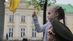 Государственный флаг во Львове подняла юная жительница Луганска (видео)