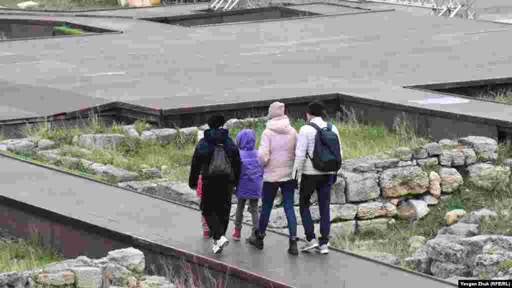 Большие площади городища закрыты сплошными настилами. Как смонтированы конструкции, непонятно&nbsp;