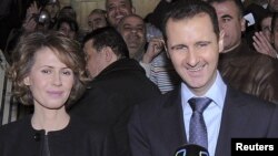 Suriya prezidenti Bashar al-Assad və həyat yoldaşı Asma ölkədə keçirilən referendumda iştirak edərkən. 26 fevral 2012