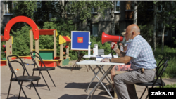 В подмосковном Пушкино зазывают через мегафон проголосовать прямо во дворе дома, 25 июня 2020 года