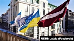 Флаг Украины на здании Рижской думы