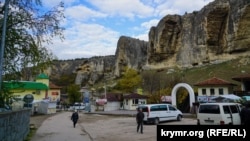 Майданчик поблизу етнокомплексу «Гузель» на околиці Бахчисарая