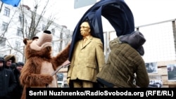 Медведь с балалайкой и Путин в ушанке: в Киеве протестуют против российских выборов (фотогалерея)