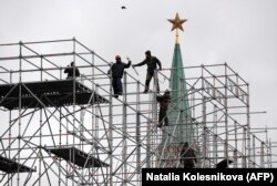 Рабочие разбирают павильон на Красной площади, Москва