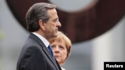 Arxiv foto. Yunanıstanın Baş naziri Antonis Samaras-ın Berlinə səfəri zamanı rəsmi qarşılanma mərasimində onun Almaniya kansleri Angela Merkel-lə çəkilə fotosu. 24 avqust 2012