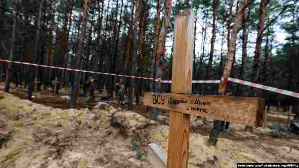 Масове поховання військових ЗСУ неподалік звільненого Ізюму, Харківщина, 15 вересня 2022 року