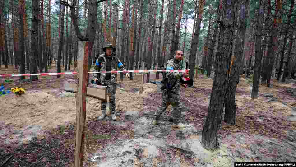 Масове поховання військових ЗСУ неподалік звільненого Ізюму, Харківщина, 15 вересня 2022 року