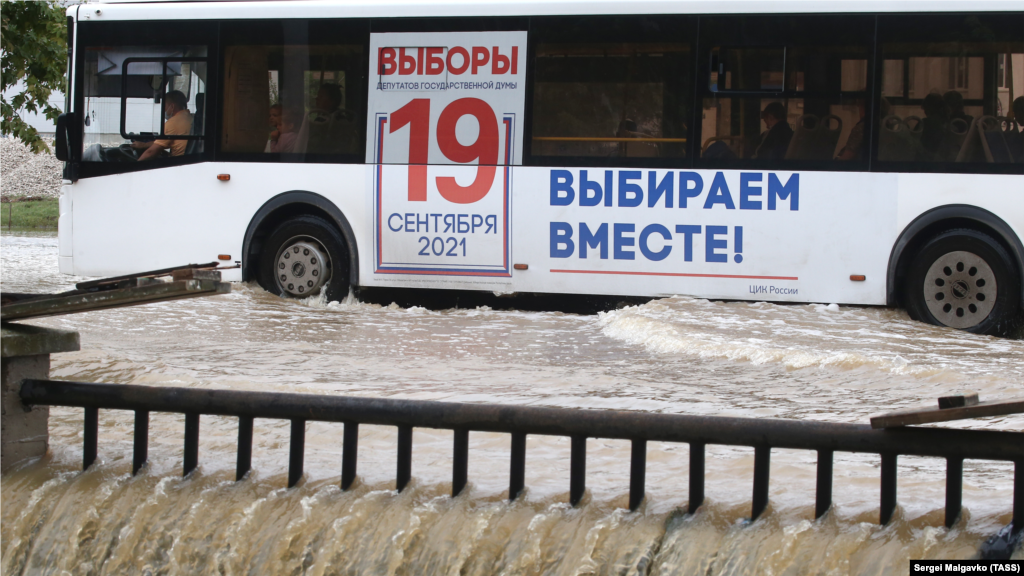 &laquo;Уровень воды в реке Мелек-Чесмене снижается, подтоплений жилого сектора нет. На данный момент остается частично подтопленной дорога по ул. Самойленко, в связи с чем изменено движение общественного транспорта по маршрутам, проходящим по данной улице&raquo;, &ndash; сказано в сообщении российской администрации Керчи Ознакомиться с новой схемой движения автобусов в Керчи можно&nbsp;здесь