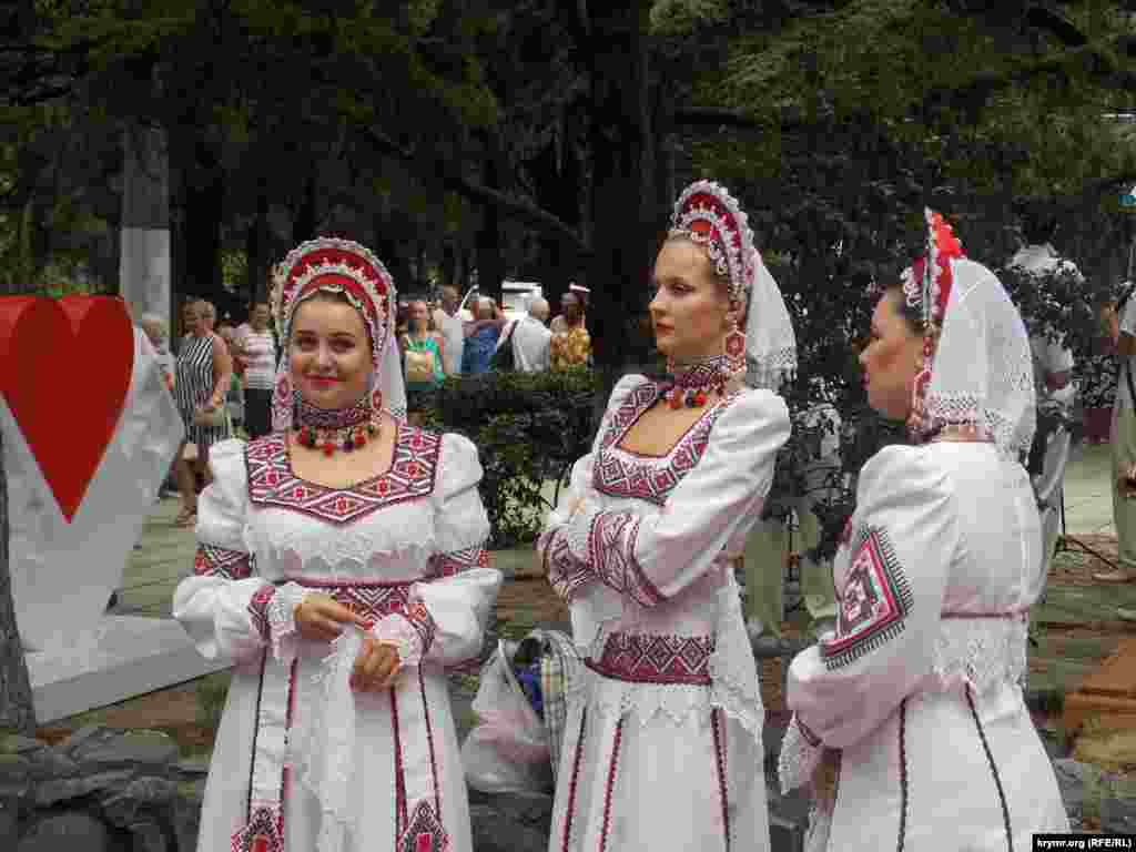 На празднике ялтинской улицы выступил ансамбль &laquo;Воронежские девчата&raquo;