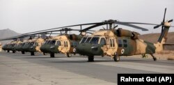 Американские вертолеты UH-60 Black Hawk на базе в Кандагаре (Афганистан)