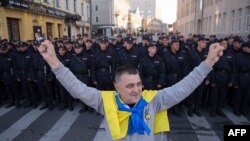 Чоловік з прапором України під час антивоєнного мітингу у центрі Москви. Вересень 2014 року
