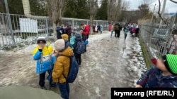 Эвакуация детей в школах в связи с сообщениями о минировании. Симферополь, январь 2022 года