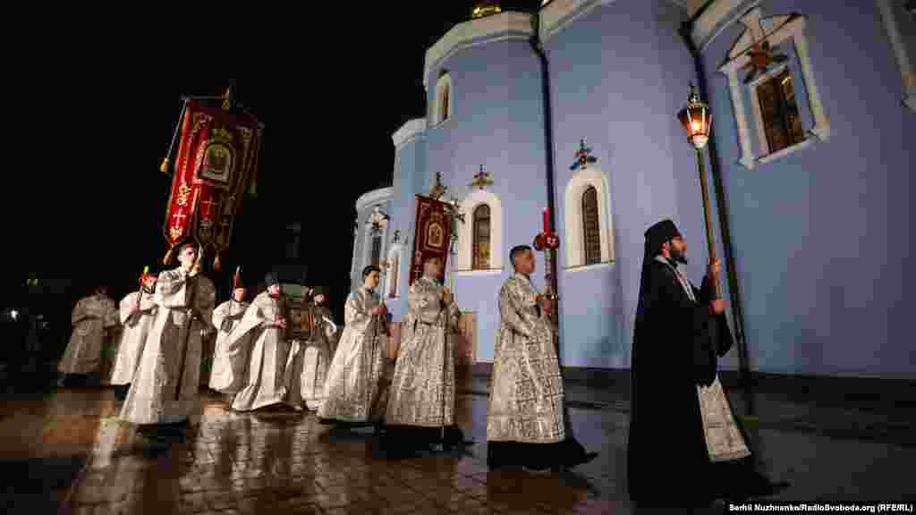 Священники Православной церкви Украины обходят Михайловский Златоверхий собор перед началом Пасхальной литургии