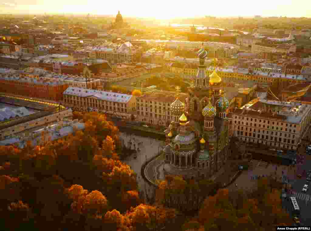 Санкт-Петербург, Россия. Храм Спаса-на-Крови осенним вечером.