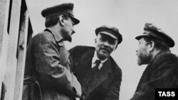 Lev Trotski (solda), Vladimir Lenin and Lev Kamenev 1920-ci ildə