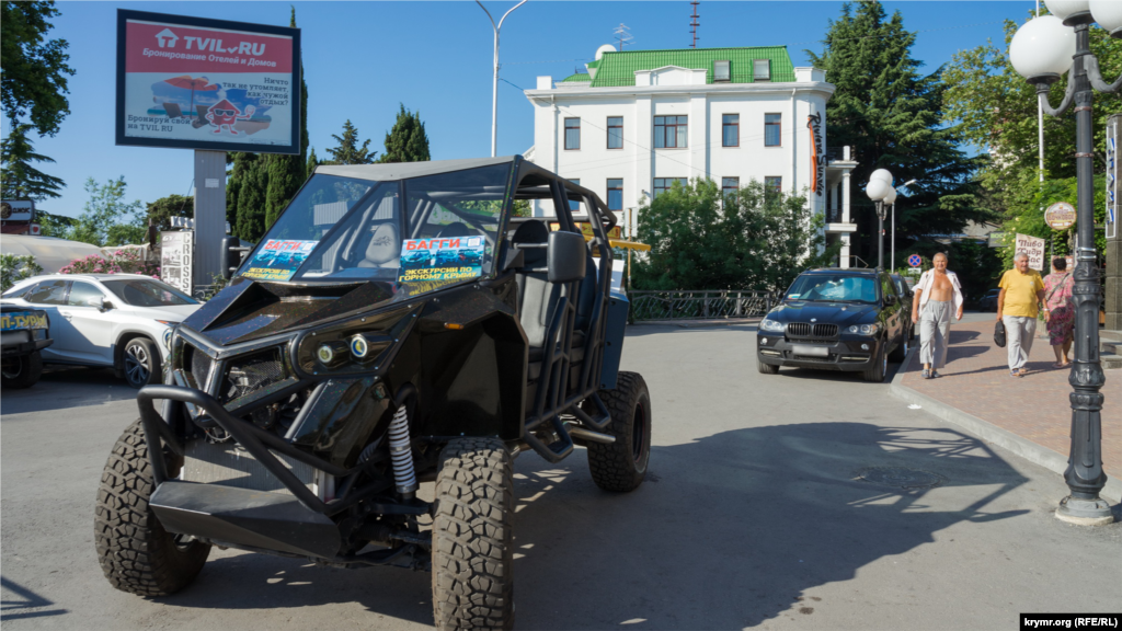 Охочих вирушити спекотним ранком у гори на прогулянковому баггі не видно