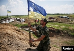 Прапор на позиціях українських військових в районі міста Мар'їнка, 5 червня 2015 року