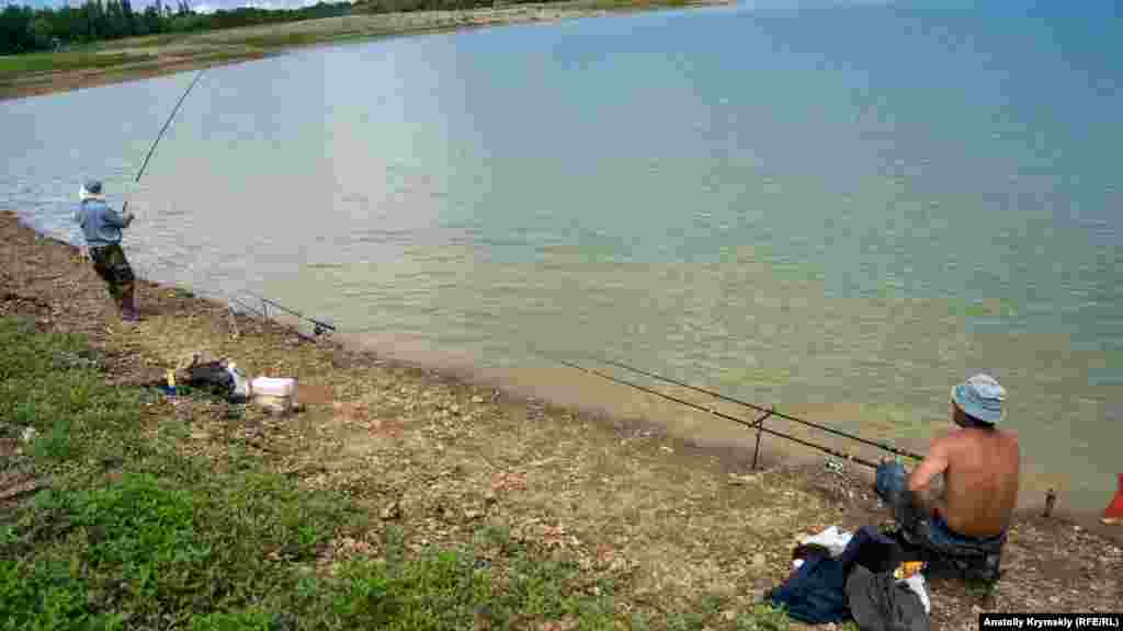 В будни рыбаков на берегах водохранилища немного