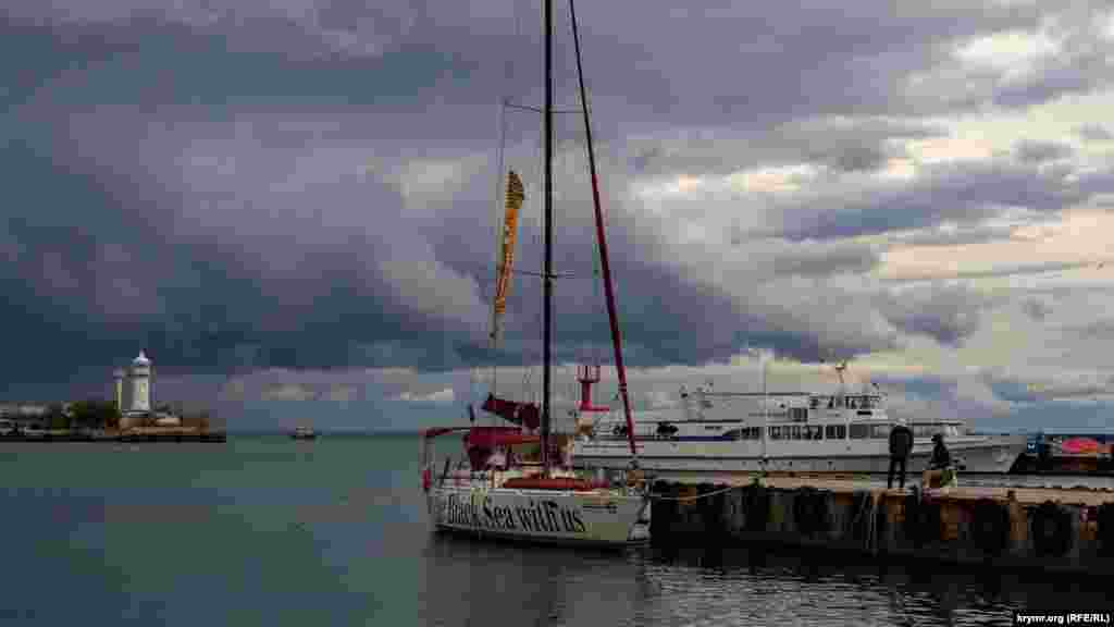 Вересневий вечір біля причалів Ялтинського морпорту