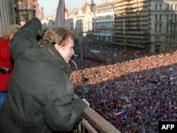 Вацлав Гавел во время Бархатной революции. Прага, декабрь 1989 года