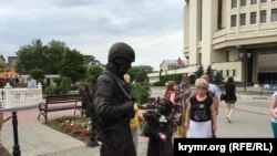 Пам'ятник «ввічливим людям» у Сімферополі