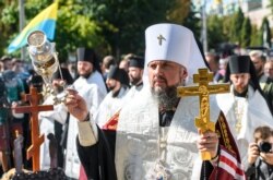 Глава ПЦУ, митрополит Київський і всієї України Епіфаній під час освячення та відкриття оновленої «Стіни пам'яті загиблих захисників України» у війні з Росією, розташованої на мурах Михайлівського Золотоверхого монастиря. Київ, 20 серпня 2020 року