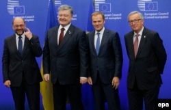 (Зліва направо) Комісар Європарламенту Мартін Шульц, президент України Петро Порошенко, Голова Європейської ради Дональд Туск та голова Єврокомісії Жан-Клод Юнкер. Брюссель, 24 листопада 2016 року