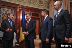 Президент України Петро Порошенко (другий ліворуч), прем'єр-міністр Арсеній Яценюк (праворуч) та голова Верховної Ради Володимир Гройсман (другий праворуч) під час зустрічі з єврокомісаром з питань політики сусідства та розширення Йоганнесом Ганом. Київ. 27 листопада 2014 року