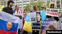 Активісти протестують проти концерту російського скрипаля і диригента Володимира Співакова, який підтримав окупацію Криму Росією. Нью-Йорк, 18 травня 2014 року