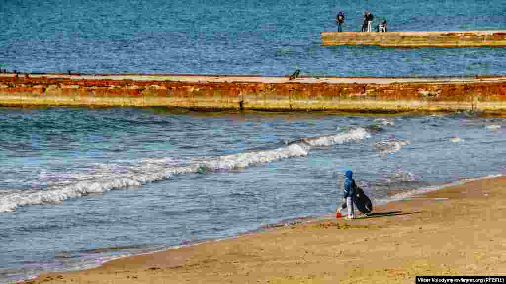 Или просто стоять у воды