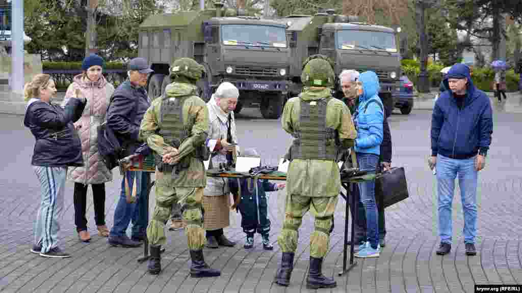 Российские военные показывают севастопольцам снайперские винтовки