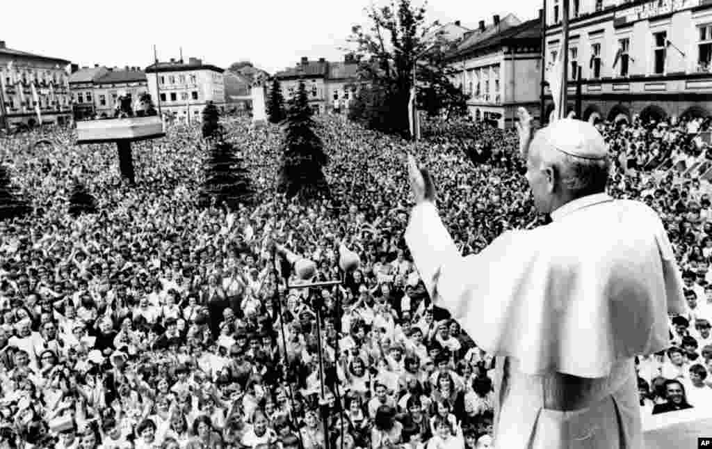 Июнь 1979 года. Папа Иоанн Павел II совершает визит в свою родную страну &ndash; Польшу. Его приветствуют миллионы людей. Папа избегает прямой критики коммунистических правителей Польши, но в своих проповедях говорит о &laquo;неотъемлемых&raquo; правах граждан, укрепляя дух недовольных режимом. Через несколько месяцев в Гданьске был основан антикоммунистический профсоюз &laquo;Солидарность&raquo;, в который за год вступили около 10 миллионов человек. &nbsp;