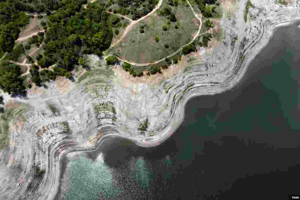 Вид сверху на обмелевшее Симферопольское водохранилище. Такой вид фотографы зафиксировали три недели назад, 3 июня 2020 года