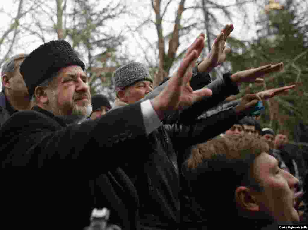 Рефат Чубаров під час мітингу проти сепаратизму, який був скликаний Меджлісом кримськотатарського народу і проходив під стінами кримського парламенту в Сімферополі 26 лютого 2014 року об 11 ранку. Акція проводилася під гаслом &laquo;Збереження територіальної цілісності України та недопущення ухвалення Верховною Радою АРК рішень, спрямованих на дестабілізацію ситуації в автономії&raquo;. Тоді біля Верховної Ради Криму зібралися, за різними оцінками, від 5 до 10 тисяч кримських татар і кримчан інших національностей, які виступили проти того, що відбувається. Мітинг біля кримського парламенту увійшов в історію як початок спротиву кримчан російській окупації. З 2016 року день 26 лютого внесено в календар офіційних дат України як &laquo;День спротиву Криму російській окупації&raquo;