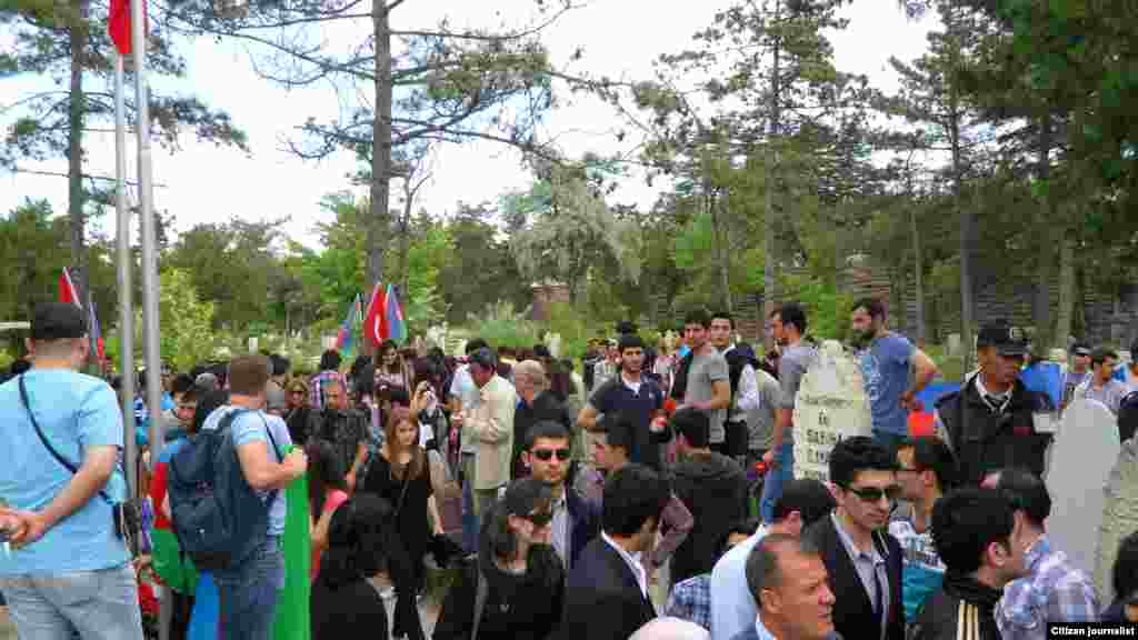 Ankarada M.Ə.Rəsulzadənin qəbri önündə - 28 May 2011, tələbələrin göndərdikləri şəkillər 