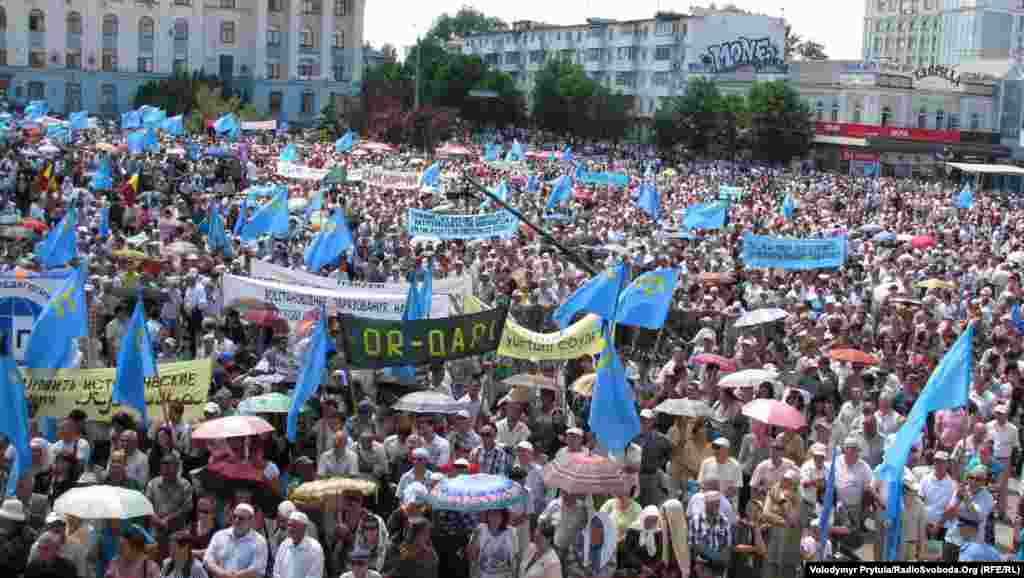 13. Год 2012-й, Симферополь, площадь Ленина. Точное число участников траурного митинга всегда было предметом спекуляций в отчетах крымской милиции и сообщениях СМИ, но такие фотографии лучше всего говорят сами за себя. 