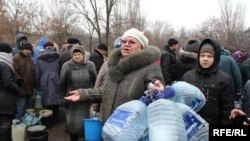 Жители Торецка (Донецкая область) в очереди за водой. Иллюстрационное фото