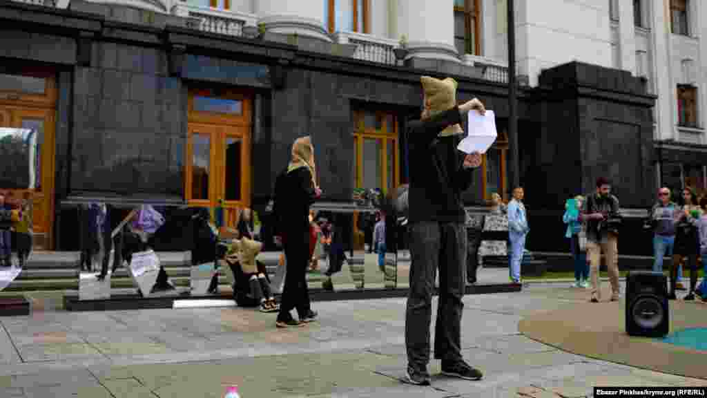 Під час перформансу люди з мішками на головах вимовляли прізвища політв&#39;язнів