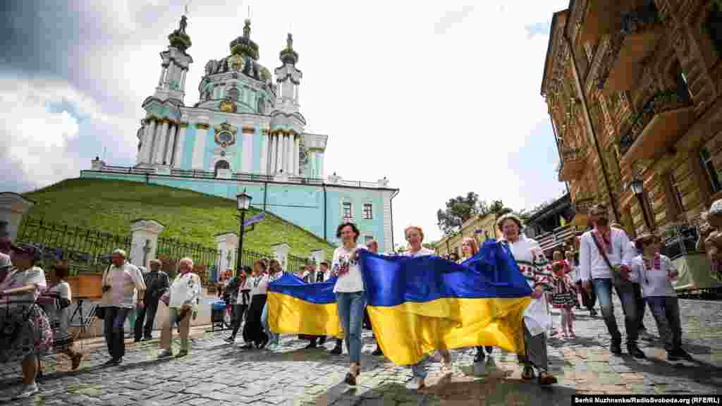 &laquo;Вишиванка &ndash; це обличчя України&raquo;, &ndash; каже 72-річний науковець, учасник маршу пан Валерій