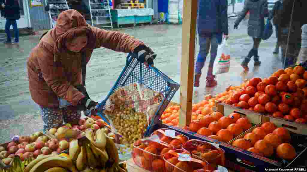 Только яблоки на рынке местные, все остальное &ndash; импортное