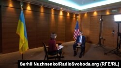 Советник Государственного департамента США Дерек Шолле и ведущая Елена Ремовская во время эксклюзивного интервью Радіо Свобода в Киеве, 21 июля 2021 года