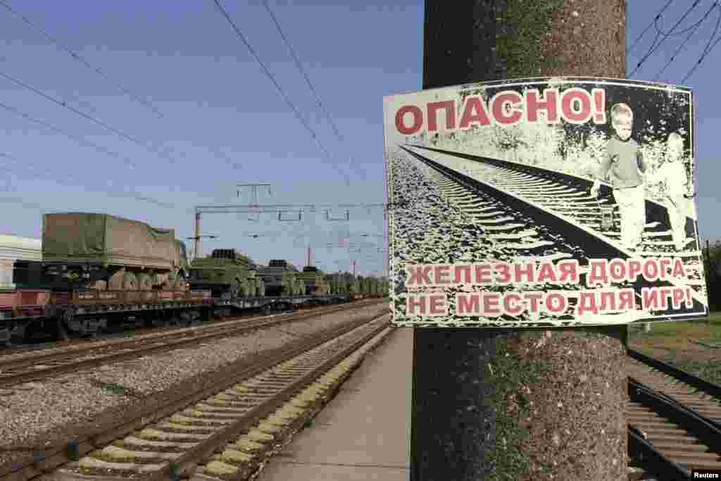 Поїзд перевозить ракетні установки і військову техніку в напрямку російсько-українського кордону через місто Матвеєв Курган. Ростовська область, 25 травня 2015 року