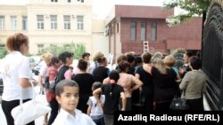 Bakıda başça tərbiyəçiləri maaş kəsilməsinə etiraz edir sentyabr 2012