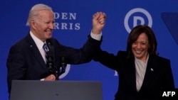 ABŞ prezidenti Co Bayden və vitse-prezident Kamala Harris Filadelfiya şəhərində Demokratlar Partiyası Milli Komitəsinin görüşündə əl-ələ tuturlar. 2023