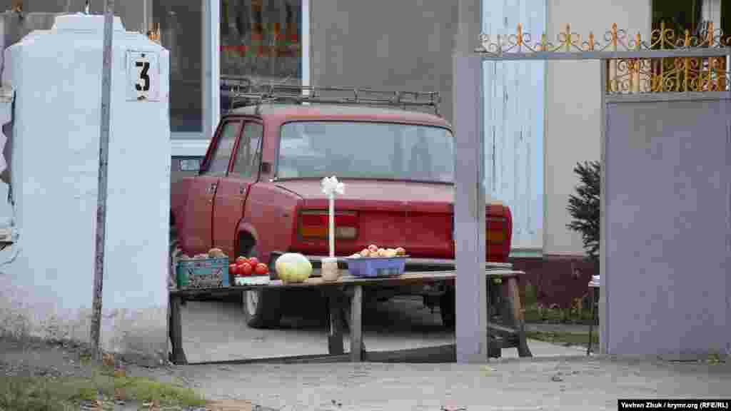 Самодельный прилавок с овощами во дворе частного дома