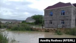 Qubalı kəndini su basıb.