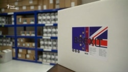 Brexit Box: британці запасаються наборами продуктів на випадок «суворого» виходу з ЄС (відео)